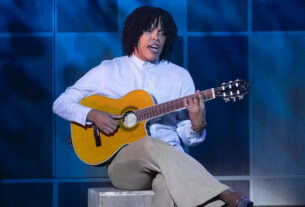 "Djavan, ó Musical: Vidas Pra Contar" Emociona Ao celebrar uma Poesia do Artista Alagoano