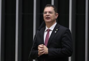 Emissário de Jair Bolsonaro nos EUA, Sóstenes diz que Eduardo rejeita redução de penas: “isso sem chance”