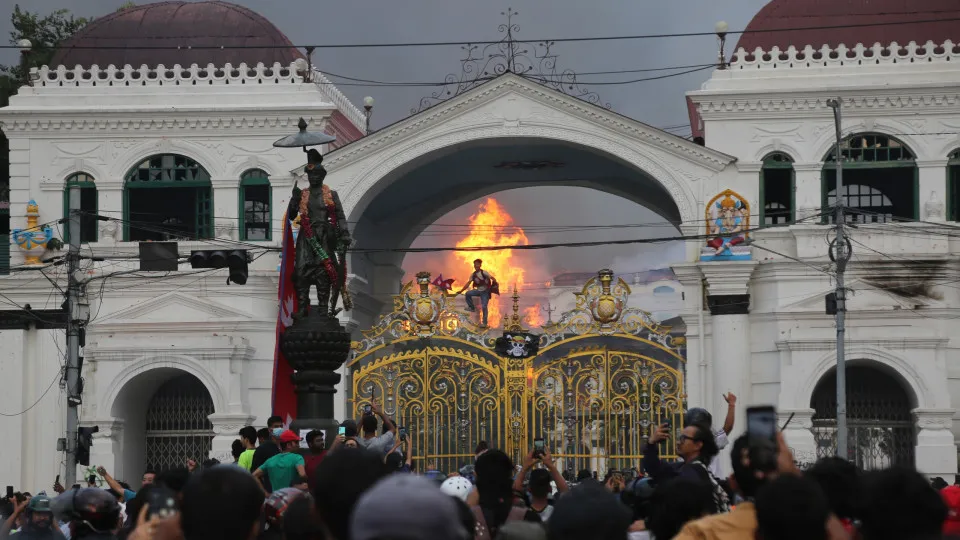 Esposa de ex-primeiro-ministro do Nepal é queimada viva durante protestos