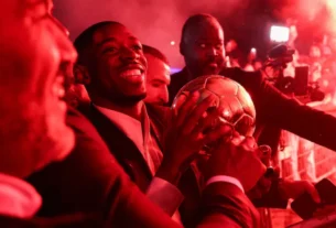 Festa por Bola de Ouro de Dembélé tem fogos na rua e grito de guerra na plateia