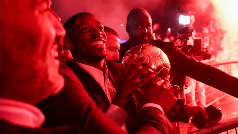 Festa por Bola de Ouro de Dembélé tem fogos na rua e grito de guerra na plateia