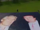 Foto gigante de Trump e Epstein é exposta em Windsor