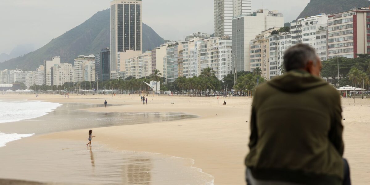 Frente fria chega ao Rio com pancadas de chuva e vento forte
