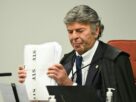 Fux calado, de cabeça baixa e sem sorrir com colegas