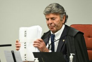 Fux calado, de cabeça baixa e sem sorrir com colegas