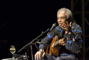 Gil LeVa Domingão Às lágrimas: 'Estou aqui hoje cantando para preta'