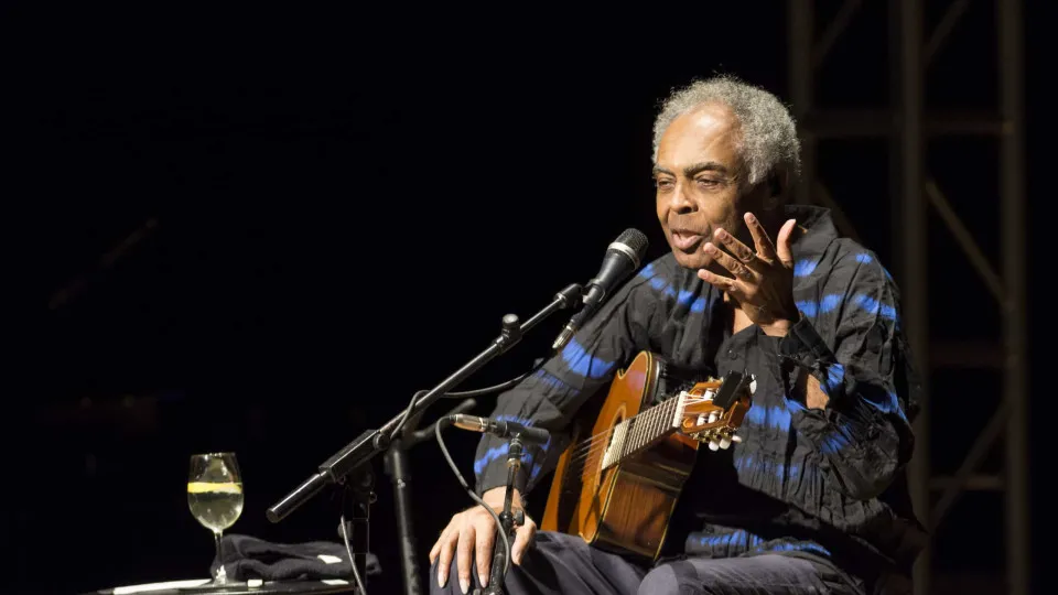 Gil LeVa Domingão Às lágrimas: 'Estou aqui hoje cantando para preta'