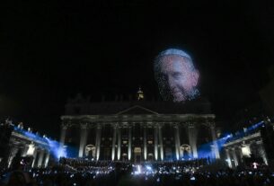 “Grace for the World”, música e espetáculo de drones iluminam a Praça São Pedro