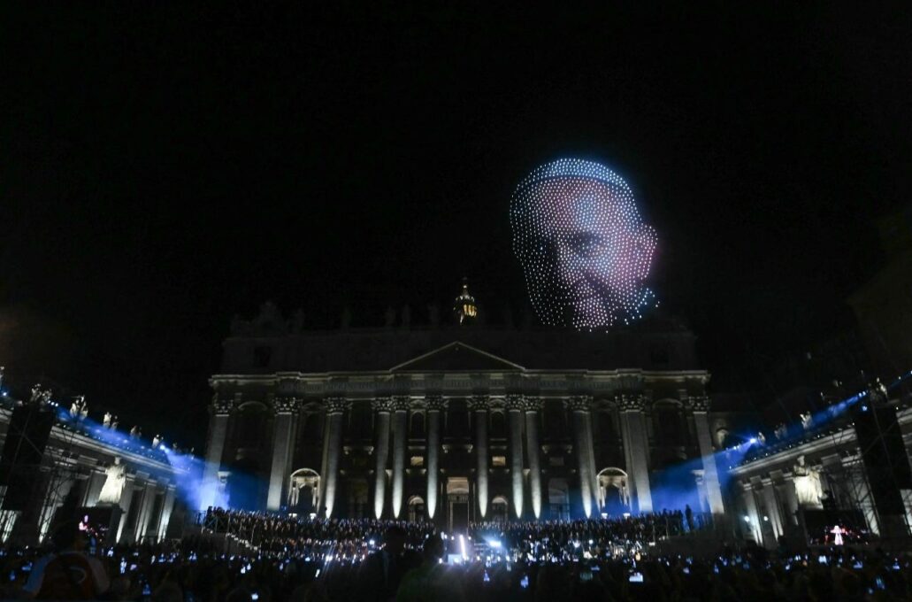 “Grace for the World”, música e espetáculo de drones iluminam a Praça São Pedro