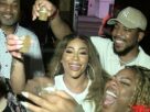 Hazel-E direciona os fãs para onde conseguir um bbl em 'tmz após o escuro' Tour