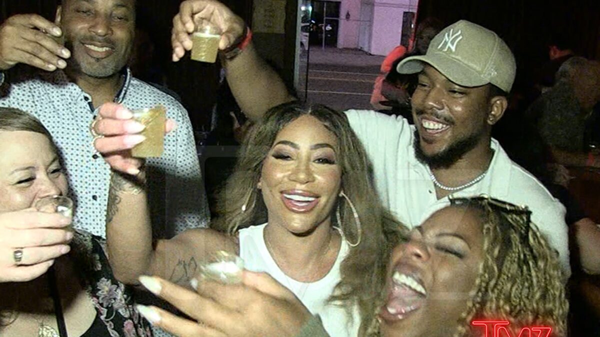 Hazel-E direciona os fãs para onde conseguir um bbl em 'tmz após o escuro' Tour