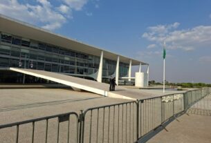 Homem leva dois tiros de borracha e é preso após tentar invadir o Planalto