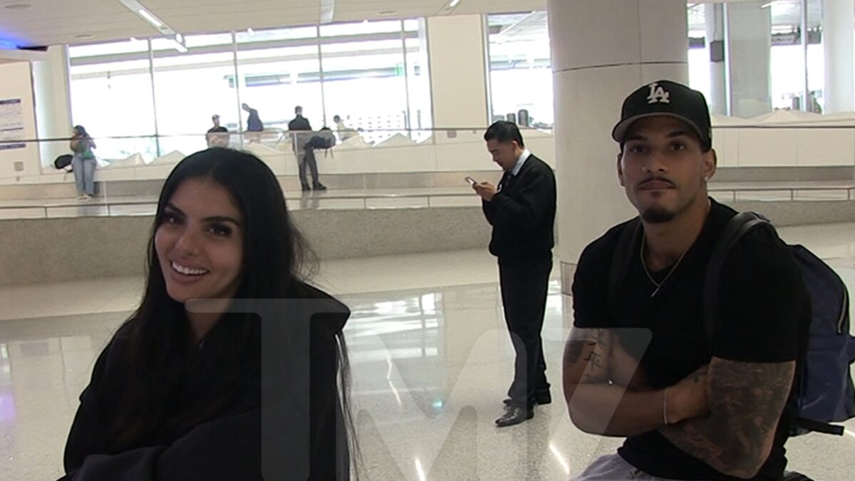 Huda Mustafa, Louis Russell está xingando shows de namoro