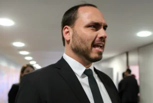 'Humilhação', diz Carlos Bolsonaro sobre escolta armada para pai em hospital