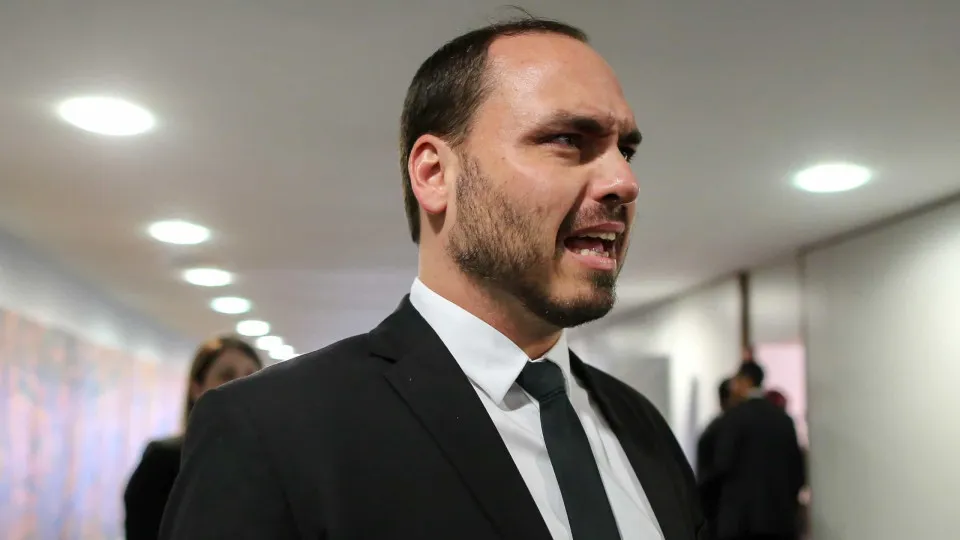 'Humilhação', diz Carlos Bolsonaro sobre escolta armada para pai em hospital