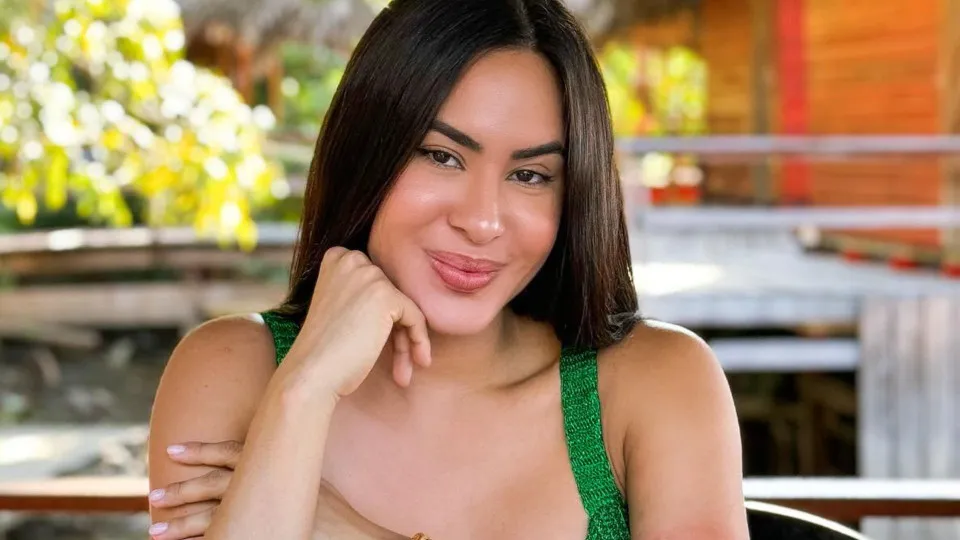 ISABELLE NOGEIRA VIRA ENREDO DE ESCOLA DE SAMBA EM MANAUS