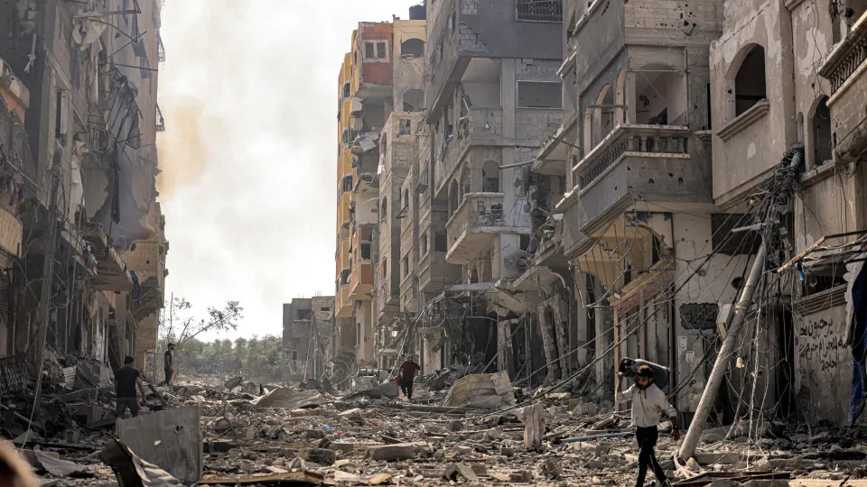 Israel avança sobre Cidade de Gaza e abre rota temporária para moradores fugirem