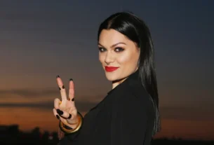 Jessie J Faz Alterações em Show Não A cidade Devido Ao Tratamento de Câncer de Mama