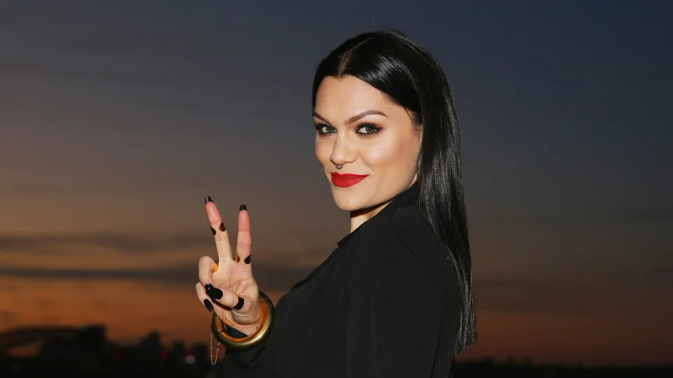 Jessie J Faz Alterações em Show Não A cidade Devido Ao Tratamento de Câncer de Mama