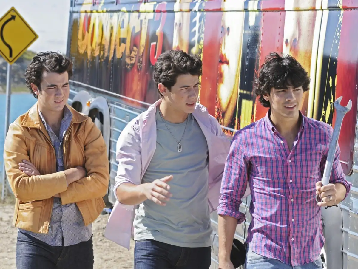 Jonas Brothers Recriam Fotos de "Camp Rock" e Reforçam Rumores de Terceiro Filme