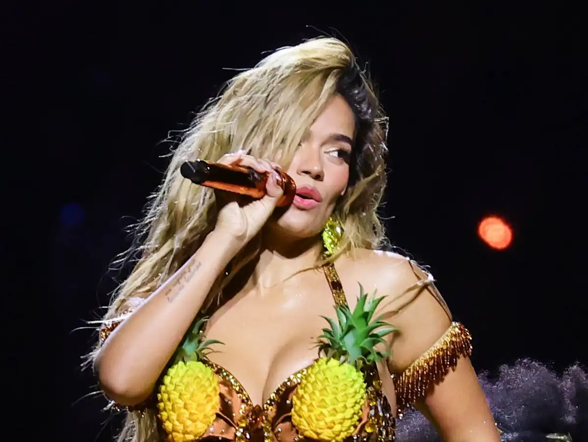 Karol G Brilha no show de intervalo da nfl e sacode São Paulo com Funk em Português; Veja Vídeos