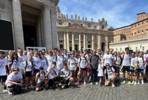 Leão XIV acende a tocha da maratona que vai de Roma a Lecco
