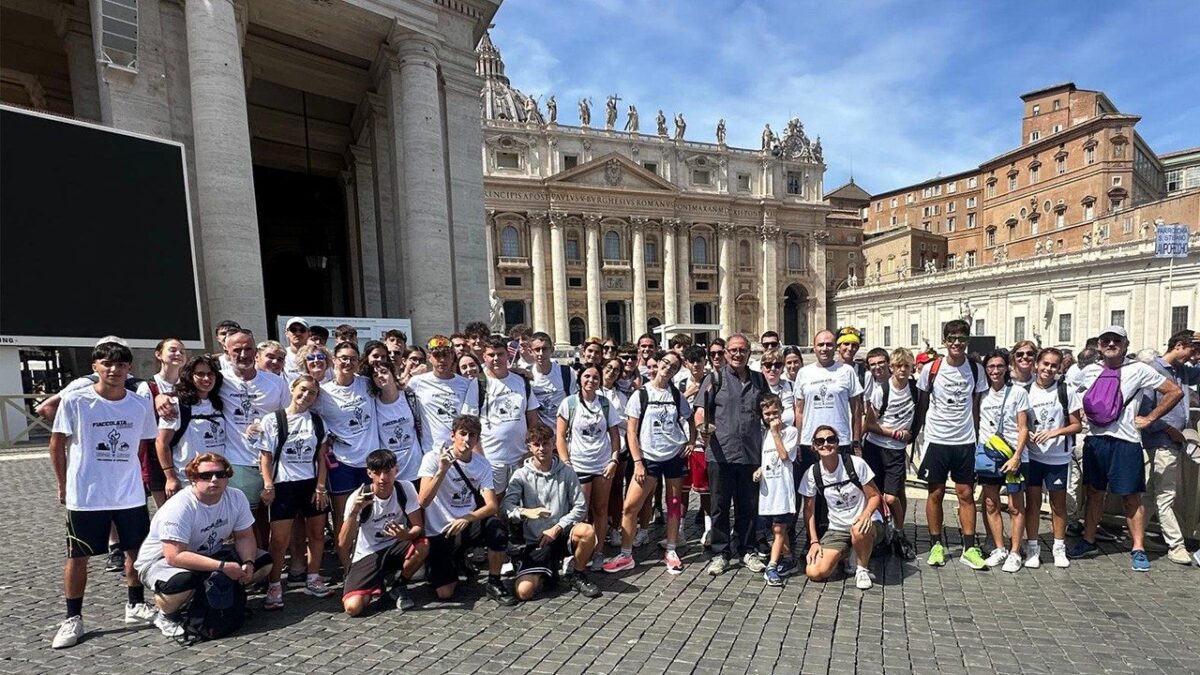 Leão XIV acende a tocha da maratona que vai de Roma a Lecco