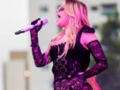 Luísa sonza canta felipe dylon e rpm em show com capas para placas pequena e apática