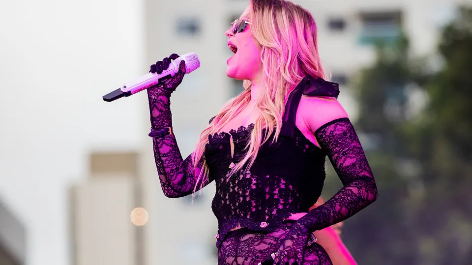 Luísa sonza canta felipe dylon e rpm em show com capas para placas pequena e apática