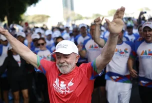 Lula corre em público, faz provocação a Bolsonaro e fala em soberania após aceno de Trump