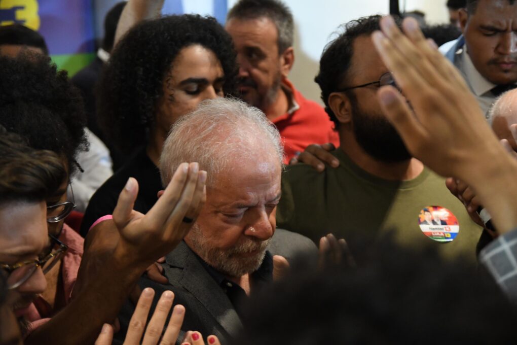Lula diz que religião não pode ser explorada eleitoralmente e que maioria dos deputados não liga para o povo