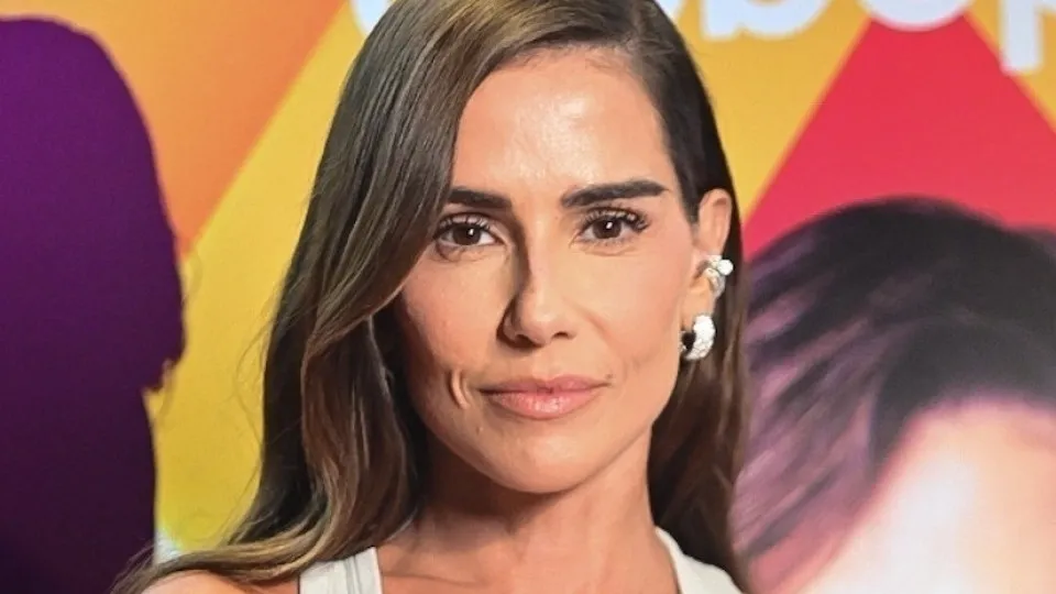 Me Sentindo Estranha, Diz Deborah Secco Sobre Baxa Autoestima