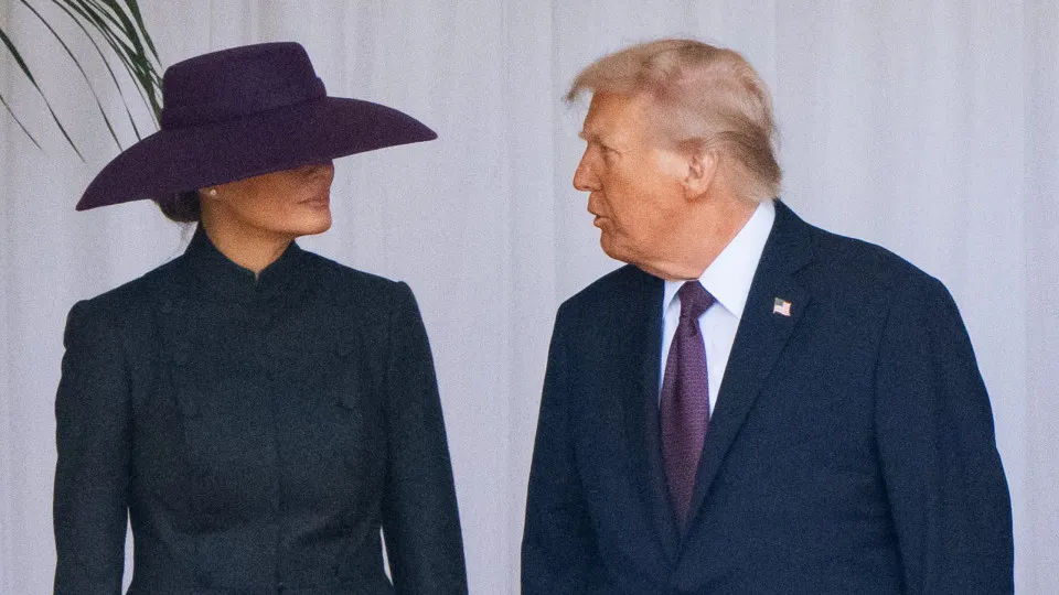 Melania Trump Vira Piada Nas Redes Sociais por Causa de Chapéu Unosado No Reino Unido