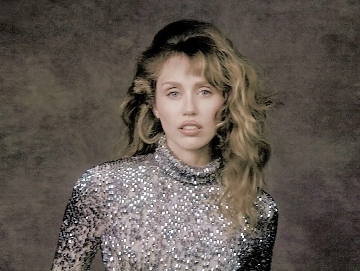 Miley Cyrus ignora mais Uma Vez ideia de Turnê: "Prefiro Ficar na piscina com Meus Cachorros"