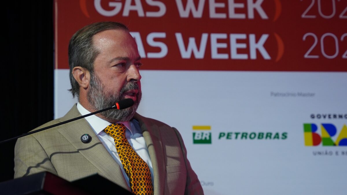 Ministro defende uso para fins pacíficos