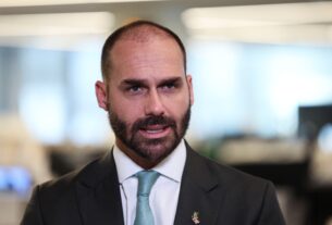 Moraes diz que Eduardo está no exterior para fugir da lei e determina notificação de denúncia por edital