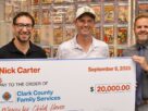 Nick Carter doa para Child Haven Shelter na Vegas Comic Store