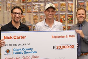 Nick Carter doa para Child Haven Shelter na Vegas Comic Store