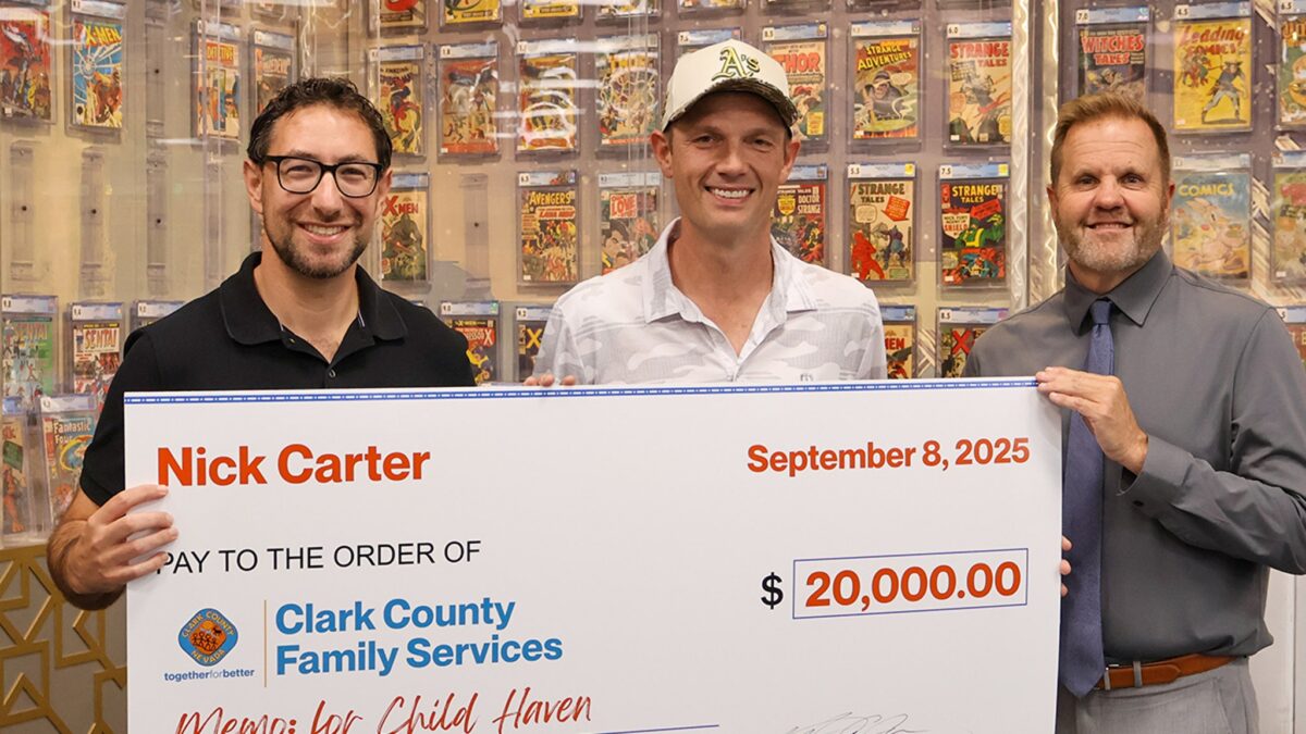 Nick Carter doa para Child Haven Shelter na Vegas Comic Store