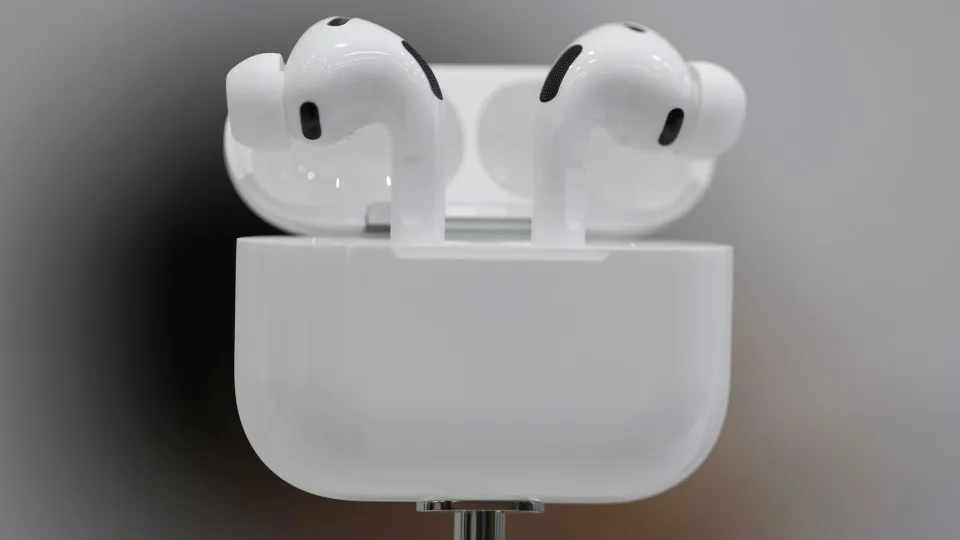 Novo AirPods Pro 3 faz tradução simultânea para o português com 'sotaque brasileiro'