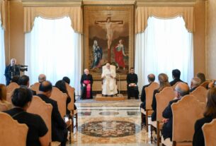 O Papa: famílias canto de esperança, pobreza e guerras ameaçam a sua dignidade