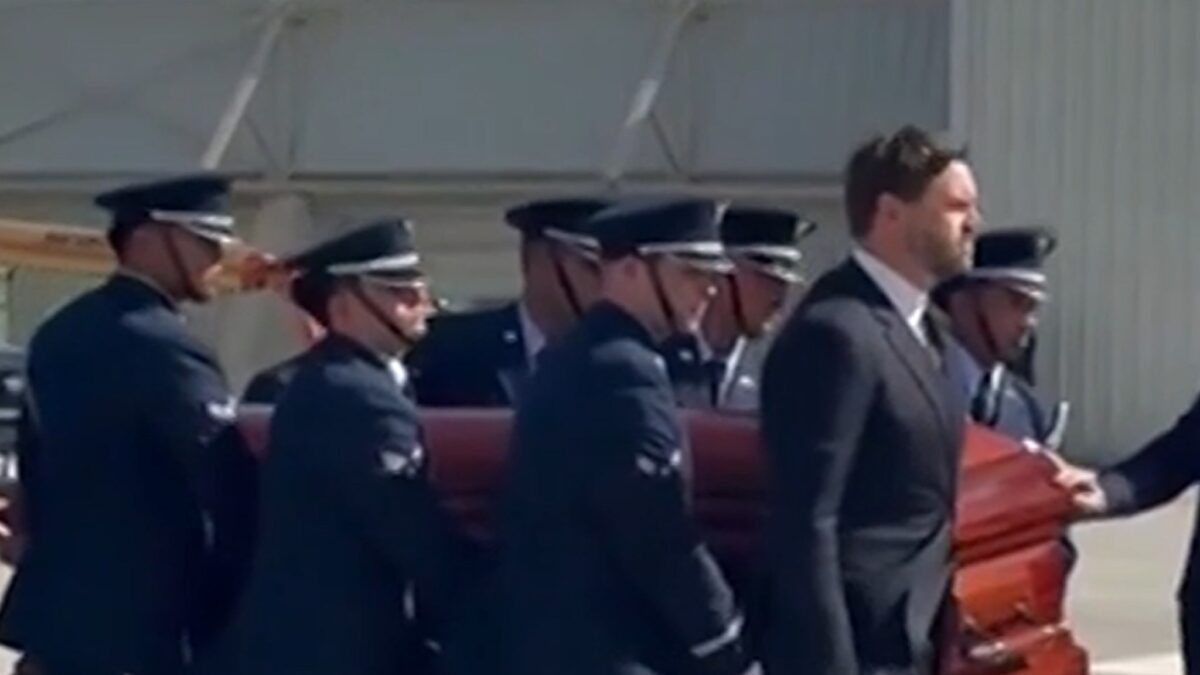 O caixão de Charlie Kirk voa para o Arizona na Força Aérea 2 com o vice -presidente Vance