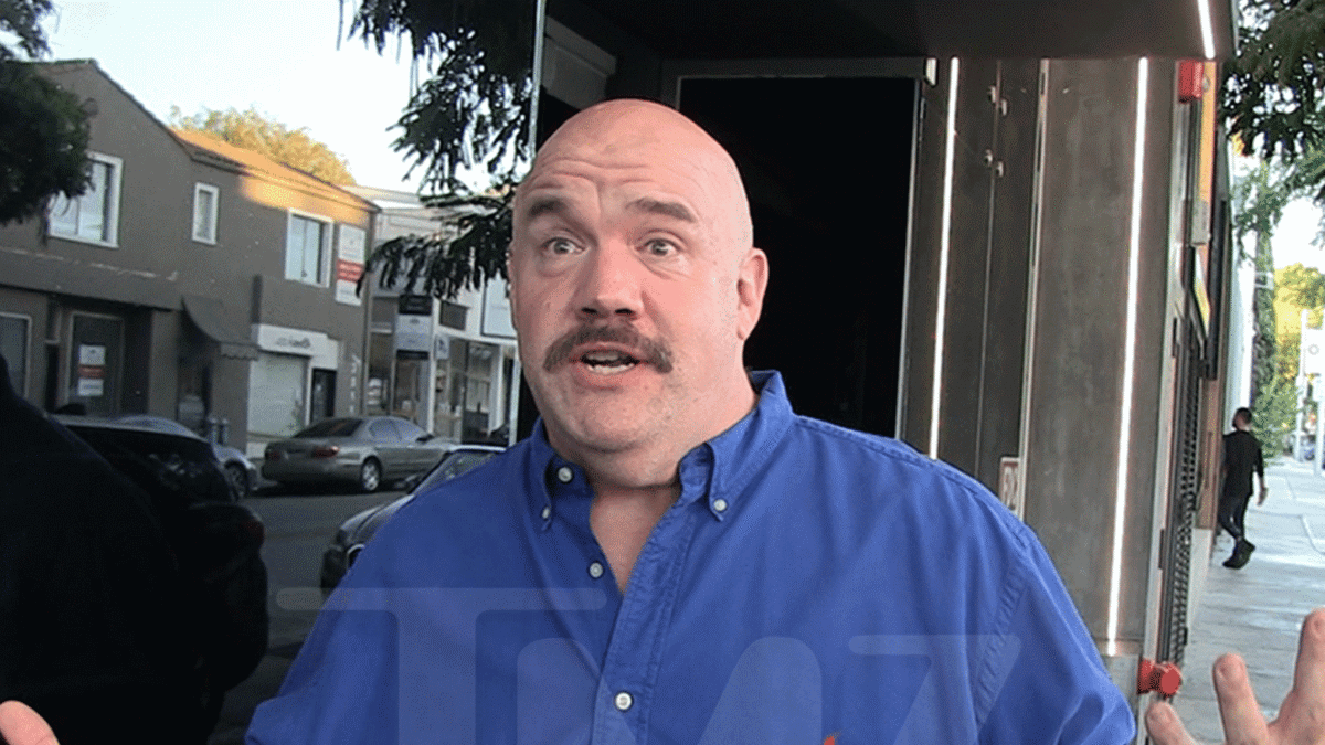 O comediante Guy Branum diz que vai processar o homem que supostamente o atingiu no vôo