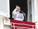 Papa: Deus nos salvou abraçando a cruz e oferecendo-se como mestre e amigo