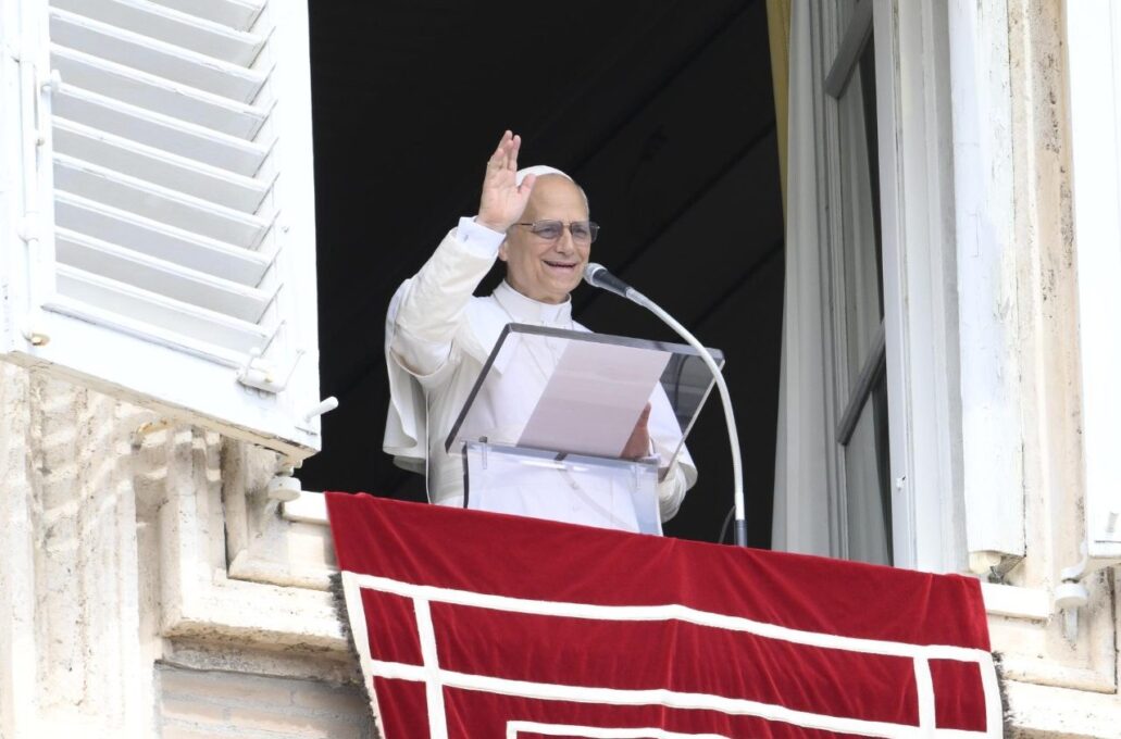 Papa: Deus nos salvou abraçando a cruz e oferecendo-se como mestre e amigo