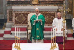 Papa: a riqueza escraviza; não sejamos indifentes à violência que extermina os povos