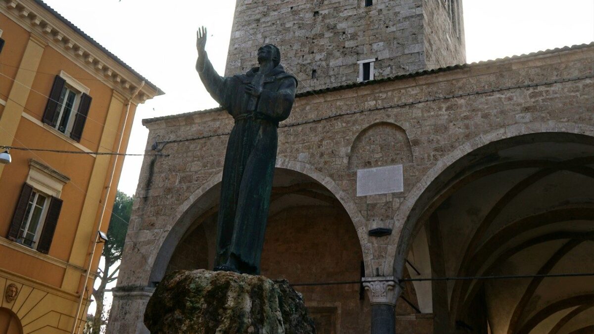 Parolin em Rieti: ter esperança apesar da "previsível" maldade do homem