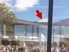 Possível atirador de Charlie Kirk visto correndo pelo telhado logo após o tiro