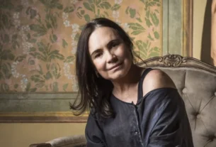 Regina Duarte Deixa Evento de Arte Em Sp de Cadeira de Rodas