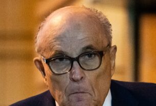 Rudy Giuliani hospitalizado após acidente de carro em alta velocidade